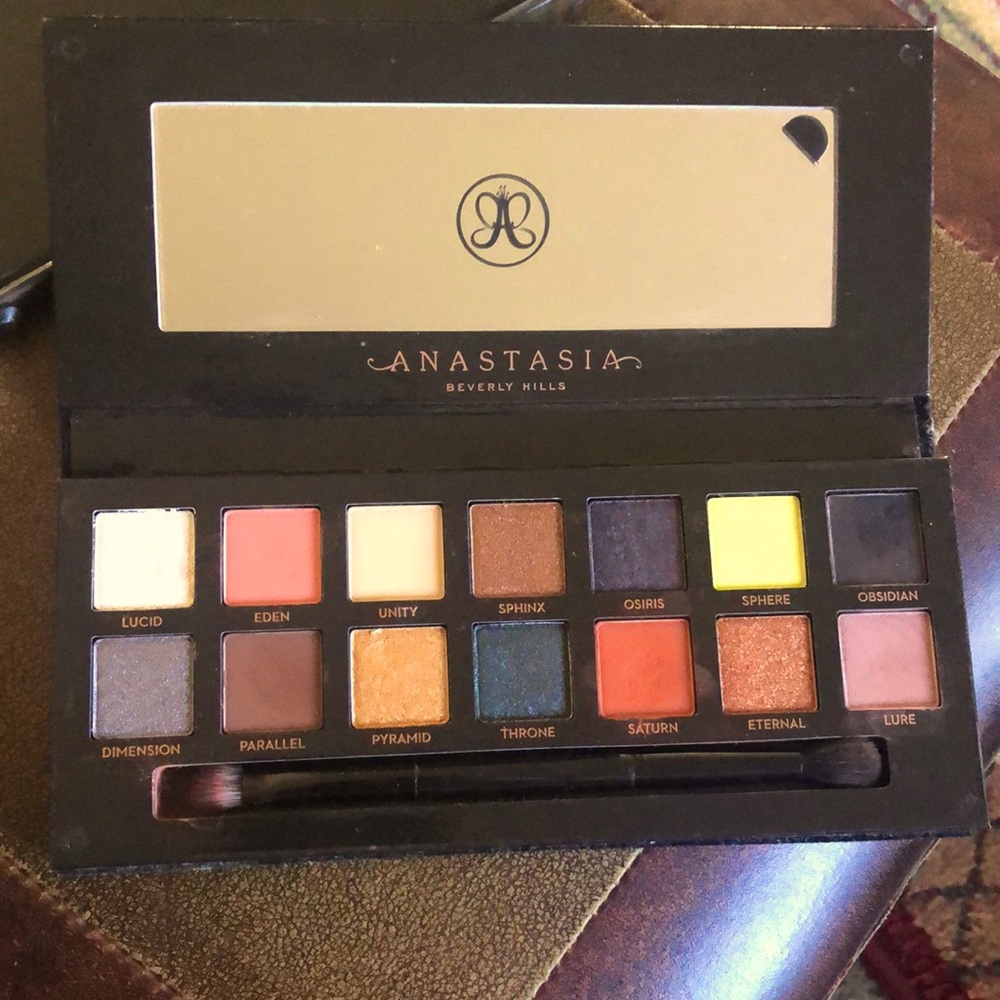 Anastasia Beverly Hills eyeshadow palette
